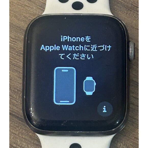 Apple Watch Series 5 44mm WIFI - Silver Aluminum with White Band - Picture 6 of 6